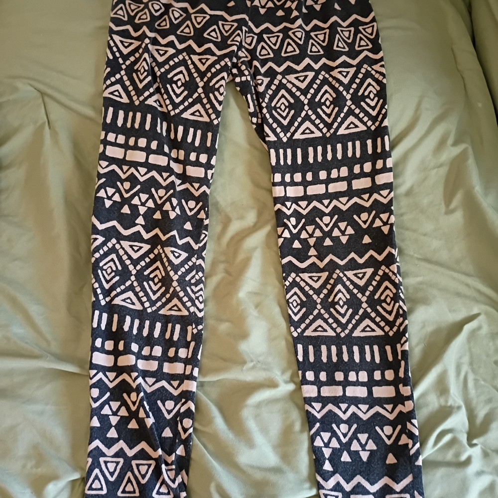 Forever 21 Black and Cream Patterned Leggings